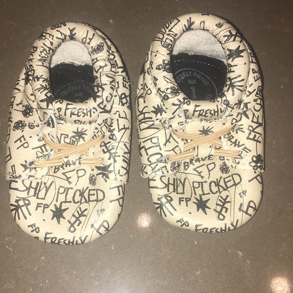 Like new Freshly Picked Moccasins size 1 logo